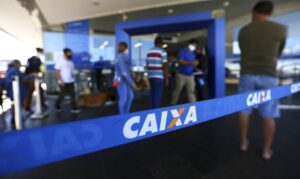 fila para entrada em agência da caixa, em brasília.