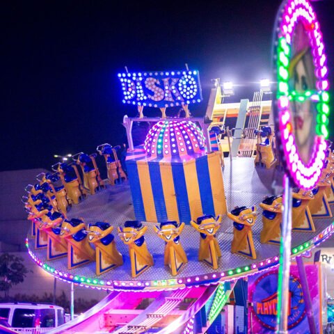 Jogo de carrinho de bate-bate elétrico no autódromo em atrações de parque  de diversões no parque de diversões